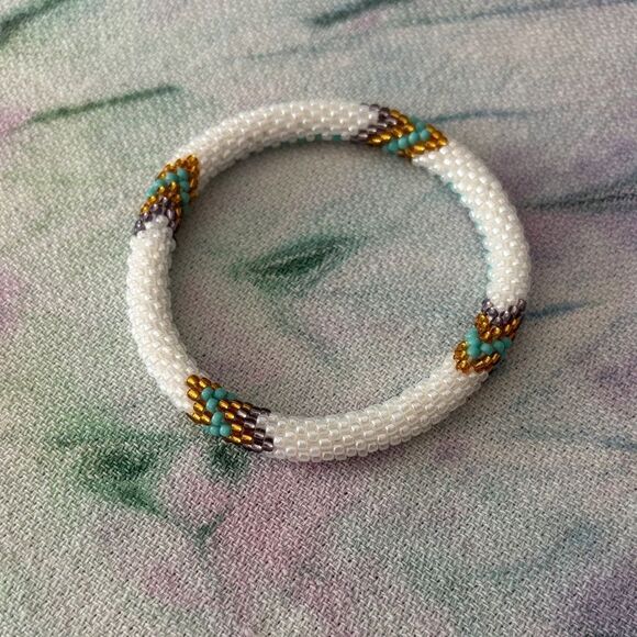 Elegant Beaded Bracelet in White and Gold Sashka & co. 7” arrow chevron - Picture 1 of 2